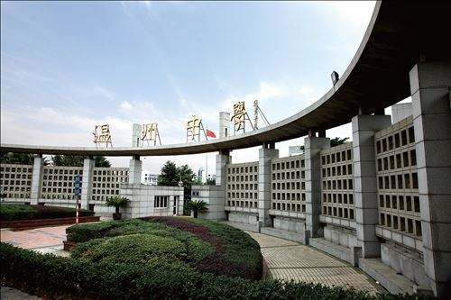 在今年的全国百强中学名单中,温州中学虽然排名不如知临中学,但在高考