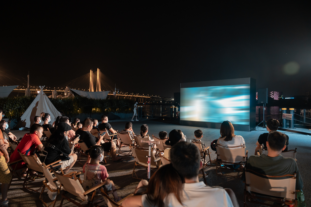 广州珠江边开了家汽车影院,落日时营业,超多情侣来约会