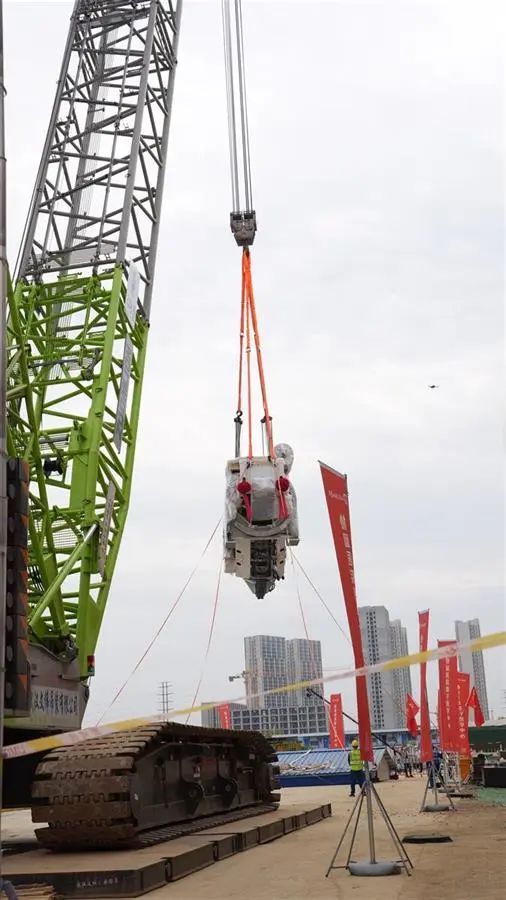 武汉协和质子医学中心质子核心部件吊装