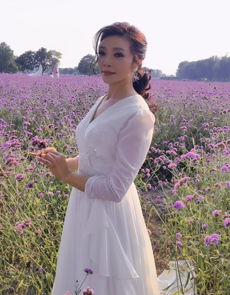 57岁李丹阳近照似冻龄穿收腰裙凹凸有致至今未婚没孩子成遗憾