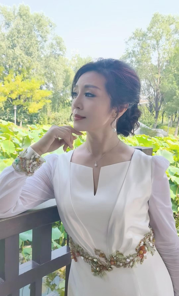 57岁李丹阳近照似冻龄,穿收腰裙凹凸有致,至今未婚没孩子成遗憾