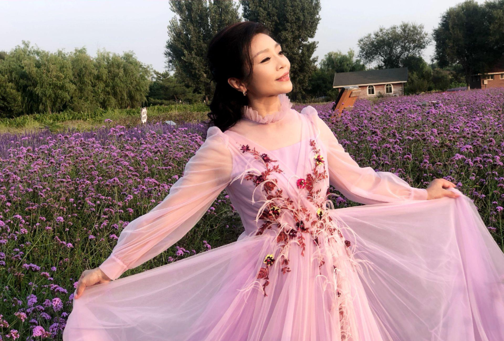 57岁李丹阳近照似冻龄穿收腰裙凹凸有致至今未婚没孩子成遗憾