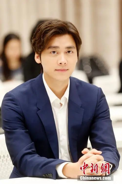 多品牌终止合作!华鼎奖取消李易峰"中国最佳男主角"等称号_腾讯新闻