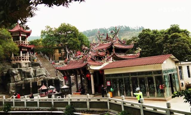 天心洞独特的地理位置和风景令众多旅游者赞叹不已.