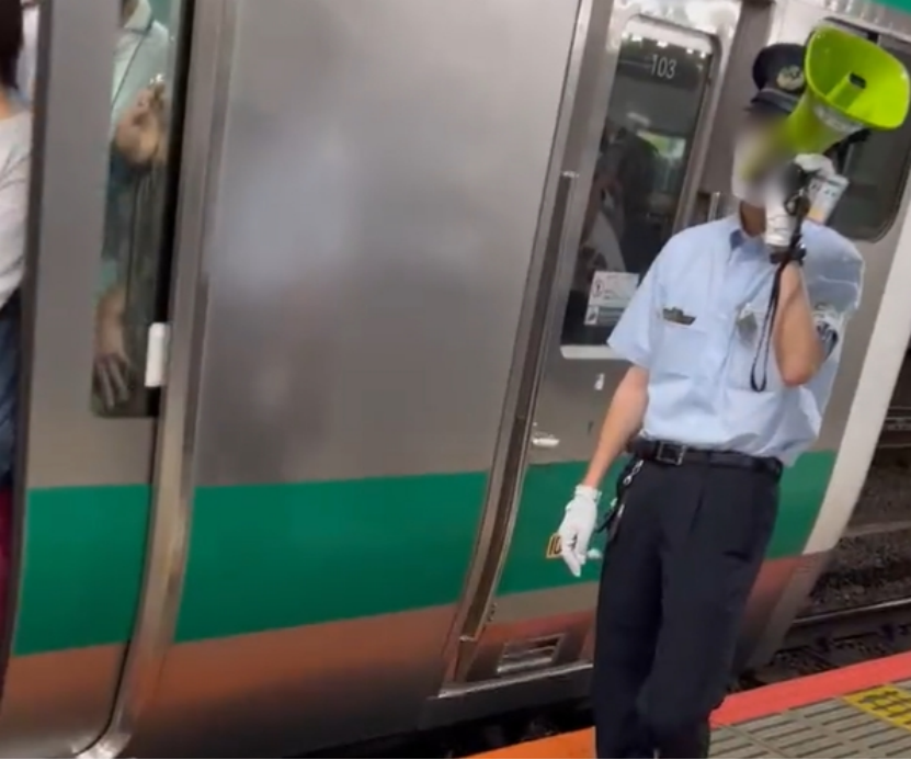 “前面车厢有色狼！”日本乘务员为缓解车厢拥挤出招，引发争议