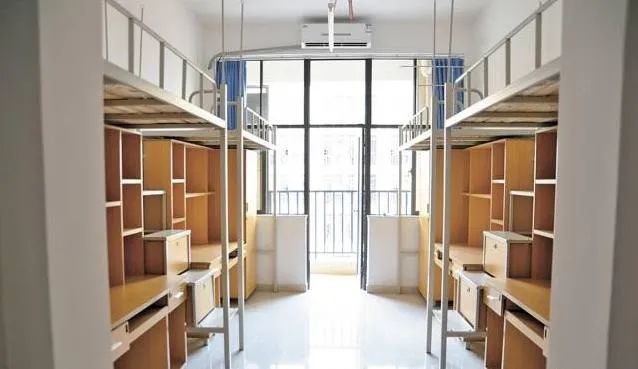 广东东软学院床位数:4/6床类型:上床下桌设备与条件:除了常规宿舍外