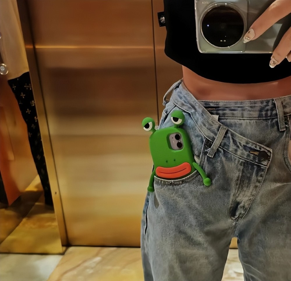 清华毕业当老师 社媒晒美照 露脐装很时髦_腾讯新闻