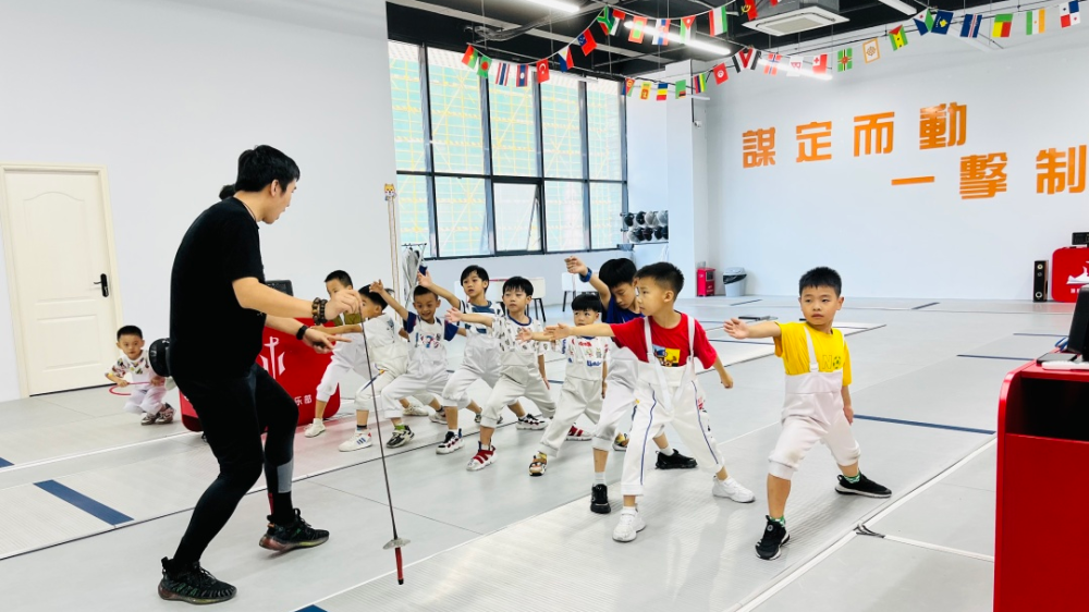 『灏辰体育』以全面提高儿童德智体美劳● 专业教练指导,体验击剑运动