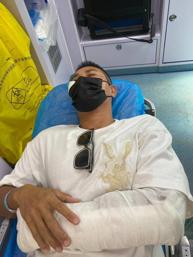 遇袭男星黄竣锋已返港治疗,公开最新病床照,脸贴纱布有气无力_腾讯