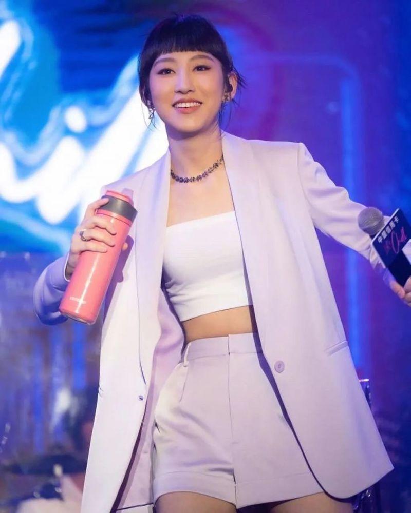 tvb人气歌手自爆曾到viutv见花姐,获家人批准30岁前可拍拖_腾讯新闻