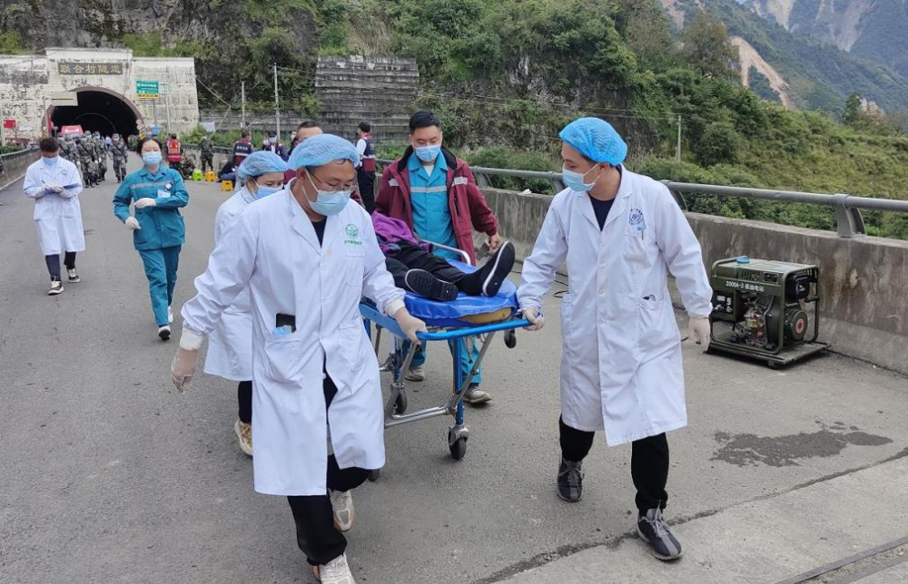 8级地震医疗卫生救援_腾讯新闻