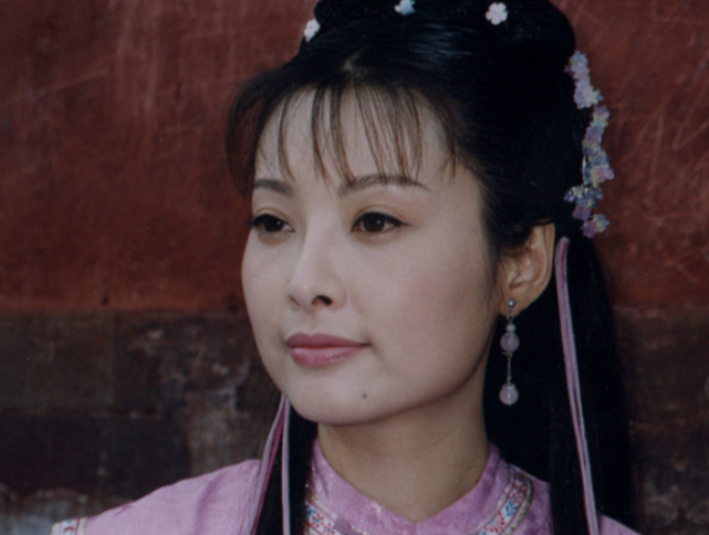 在刘威的助力下,只演过《飞虎队》的袁立登上了春晚的舞台,后来又凭