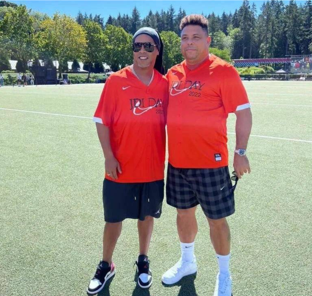 肥罗242岁小罗同框46岁大罗挺啤酒肚严重发福加起来500斤