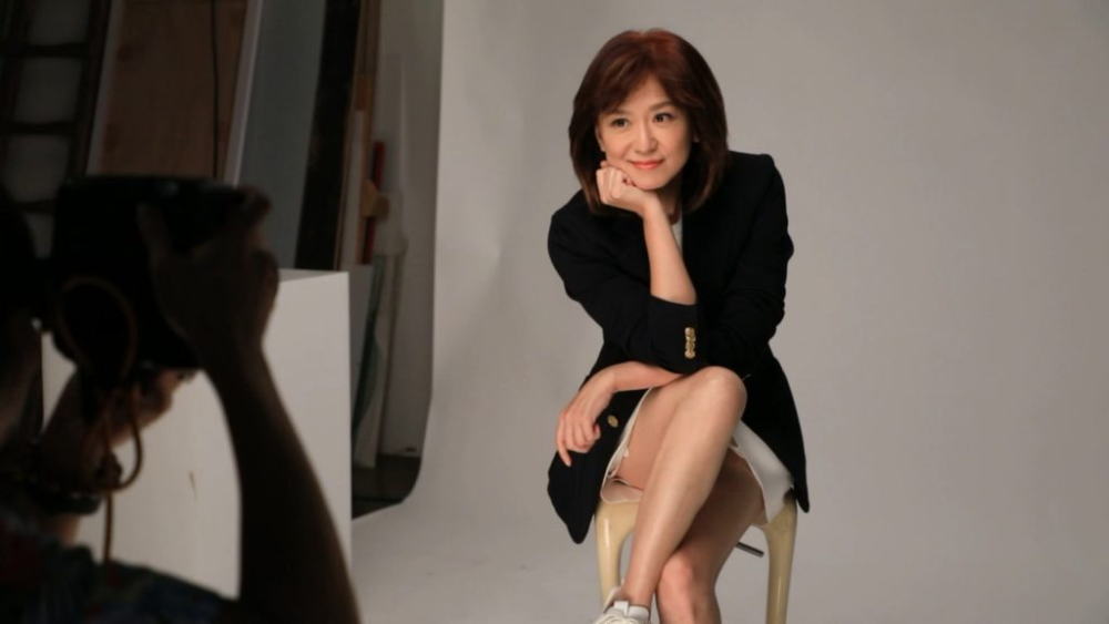 新闻主播周玉琴秀恩爱,与64岁教授男友甜蜜相拥,曝年底领证结婚_腾讯