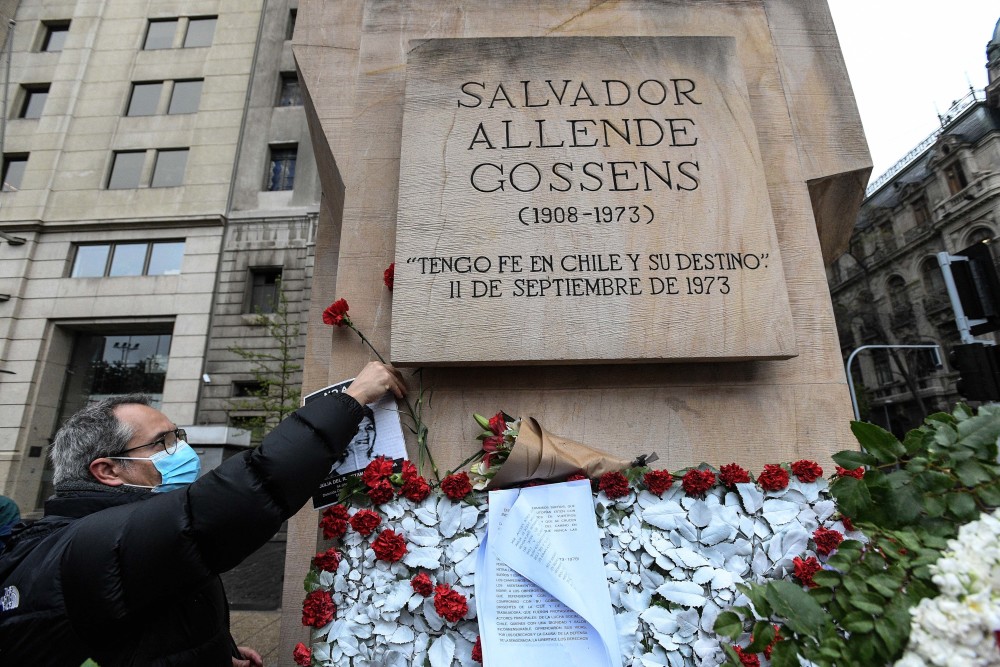 智利民众纪念前总统阿连德遇难49周年