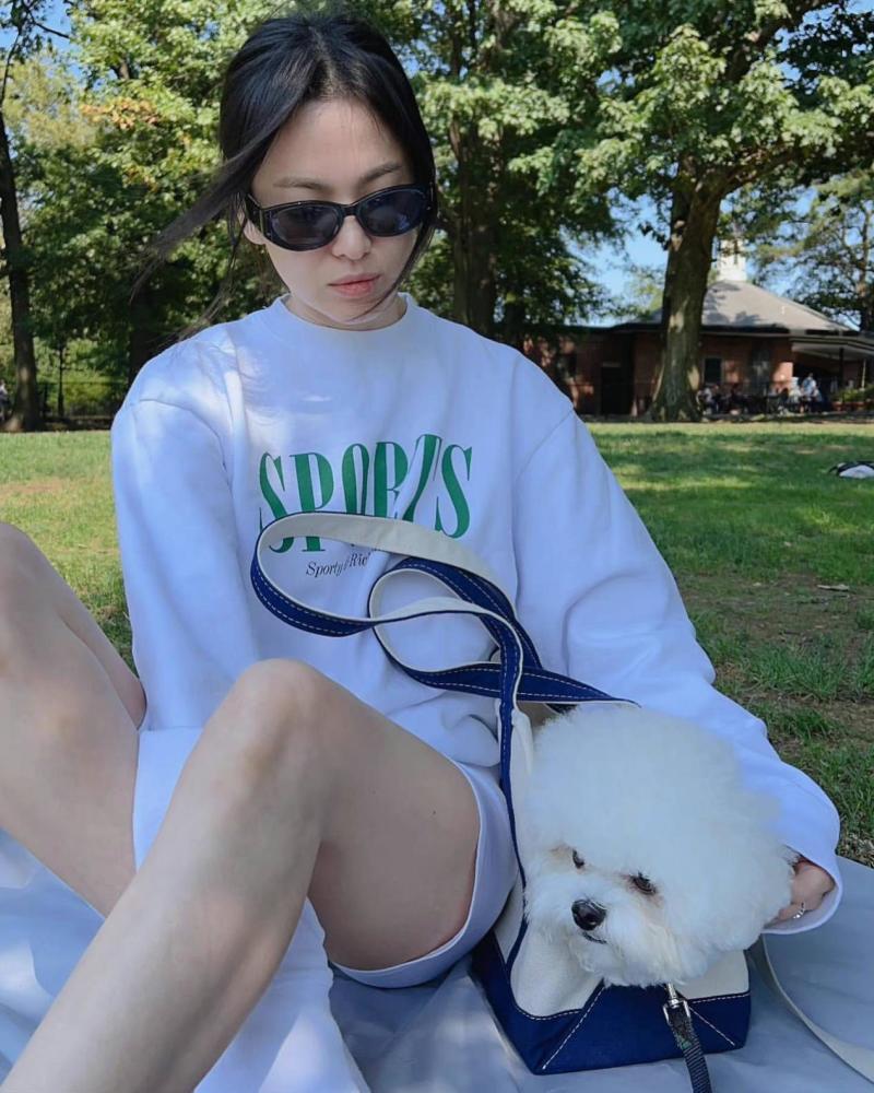 宋慧乔公园遛狗穿卫衣短裤配墨镜打扮太少女生活惬意真是贵族