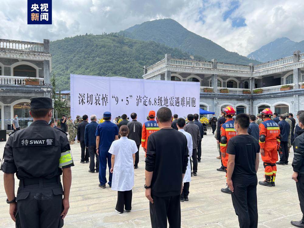 四川为地震遇难同胞举行哀悼活动：防空警报汽笛长鸣，市民低头默哀（视频/图） - 1