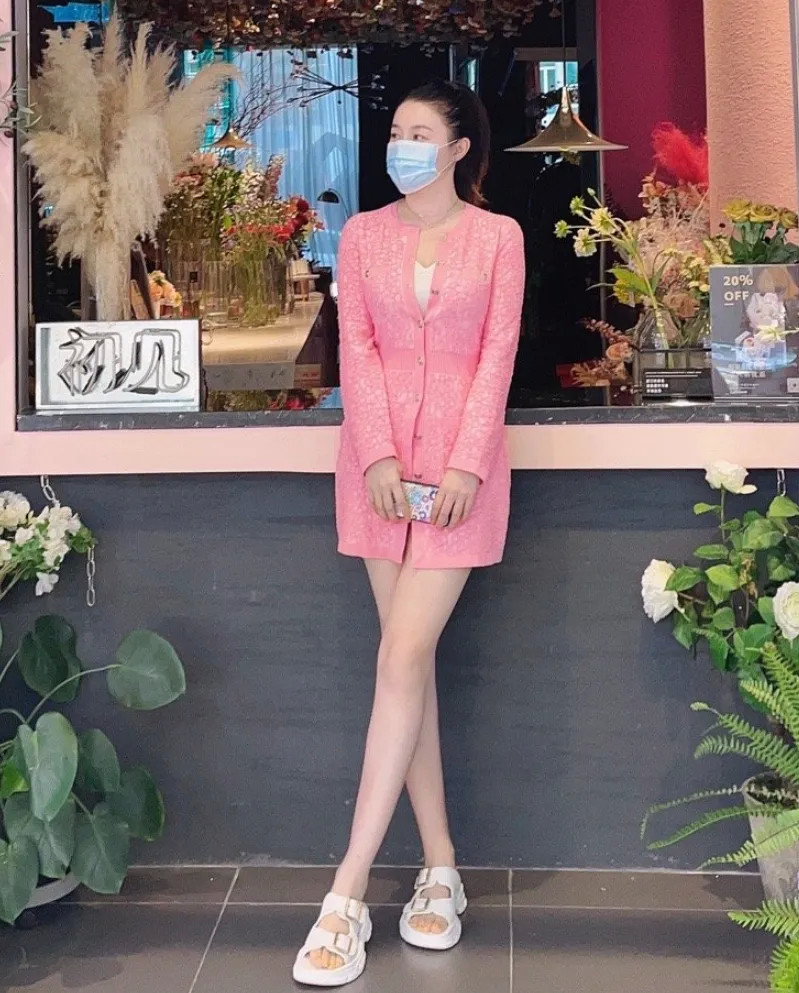 赵本山戏中的御用老伴关婷娜39岁的她身材丰腴大秀美腿