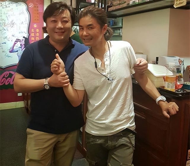 问到妻子是否仍是陈佩珊?他说是的,并说现在主要做生意为主.