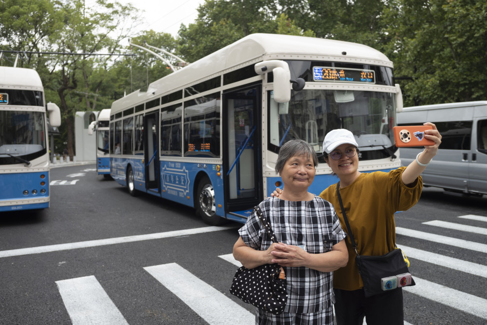 駕駛員不用下車即可完成常規的升降辮操作,並配置了強勁的動力電池