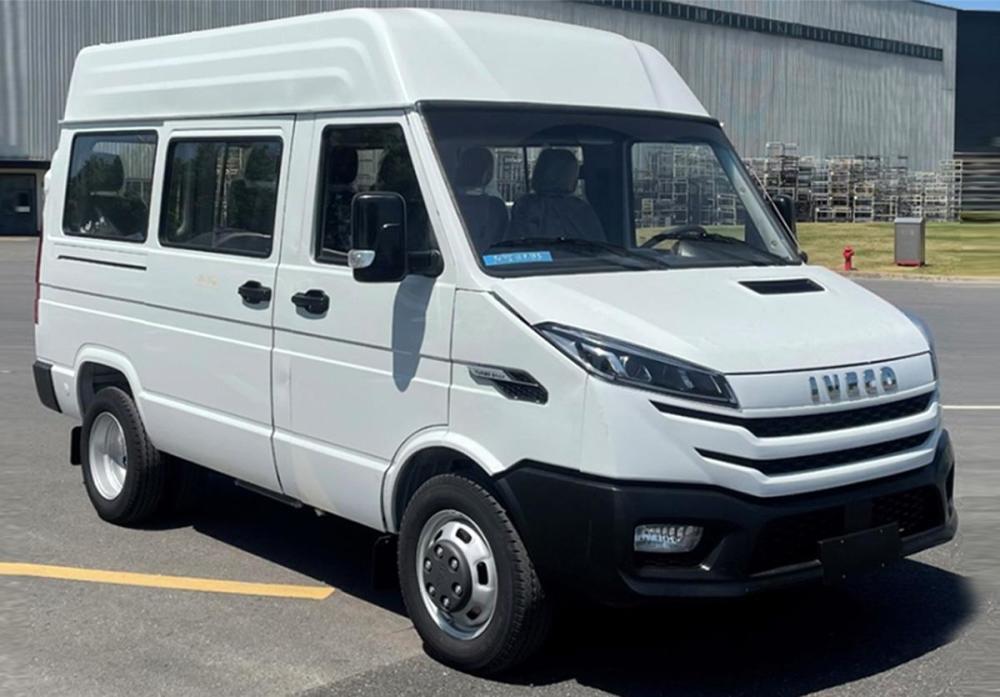 新款依维柯得意实车曝光,换装新前脸,侧滑门,5-9座,柴油动力_腾讯新闻