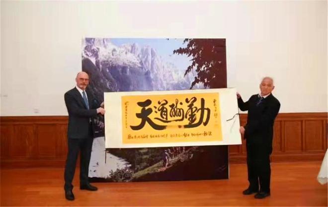 艺术家签约公示——签约艺术家郝东平香港修例风波事件思考2023已更新(今日/新华网)