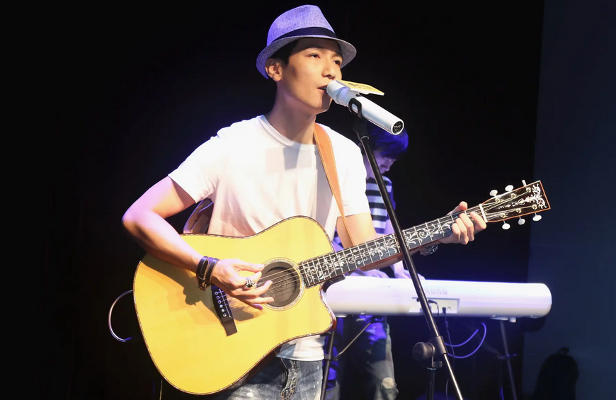 他仍然觉得作为一个歌手,安安静静做音乐才是**重要的,公司里的那些勾