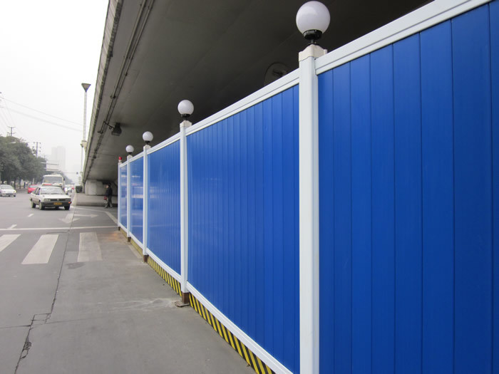 pvc围挡施工彩钢围挡市政临时建筑防尘隔离围挡_腾讯新闻