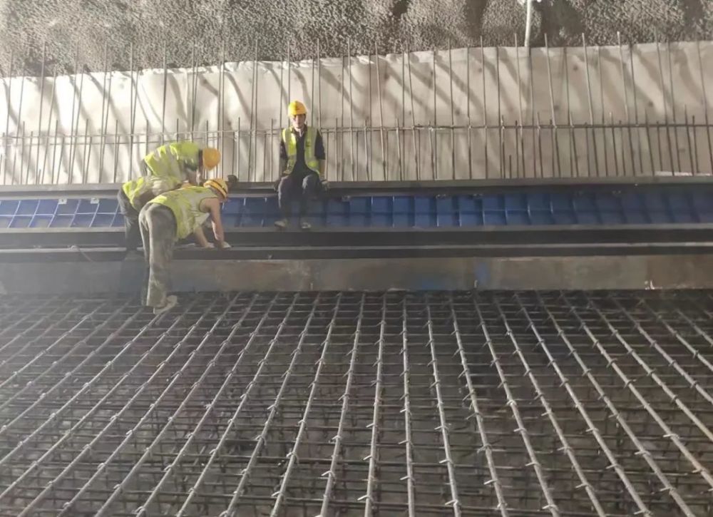 仰拱模板安装▲混凝土泵送浇筑▲仰拱浇筑完成编辑:丁岩旻