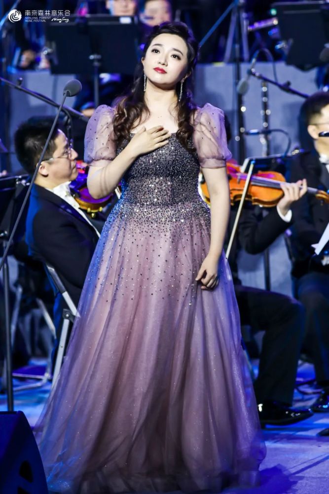 观众的热情也激发着音乐家们表演激情,女高音李晶晶在腿部受伤的情况