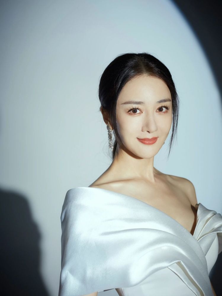 李依晓身材真不错,穿白色礼服雍容华贵,优雅高贵_腾讯新闻