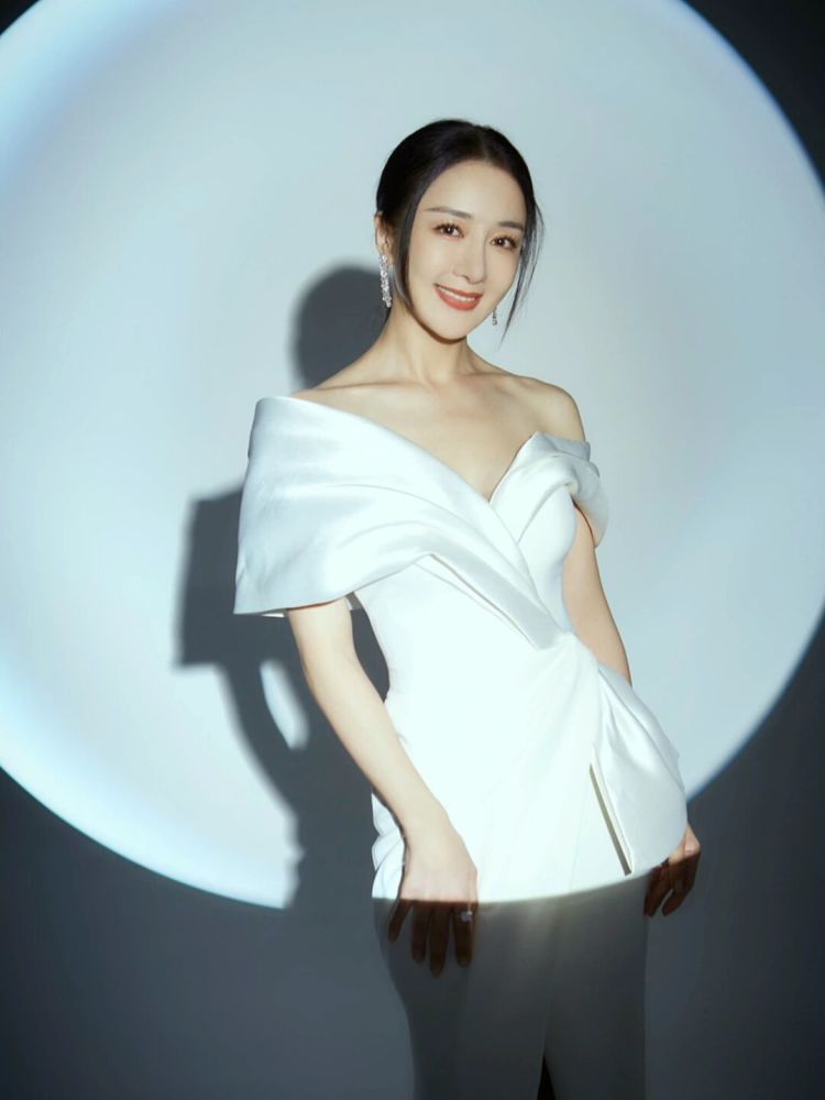 李依晓身材真不错,穿白色礼服雍容华贵,优雅高贵_腾讯新闻