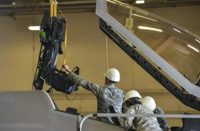 国产汽车弹射座椅申请专利,遇到车祸"弹射司机"