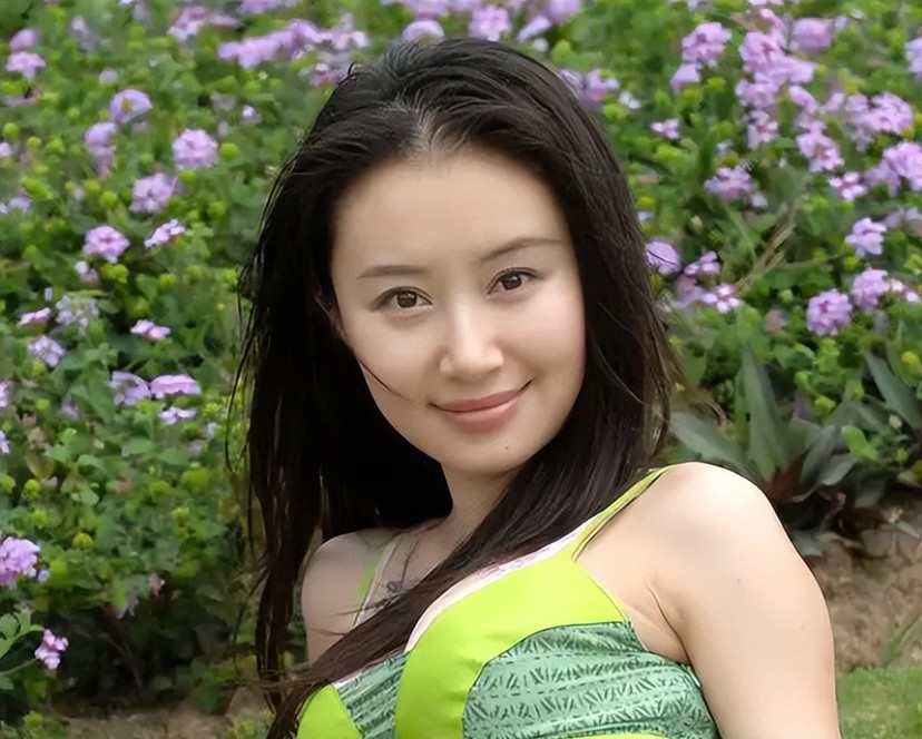 现在提起舒畅,总和两个词避不开,那就是整容和直播.