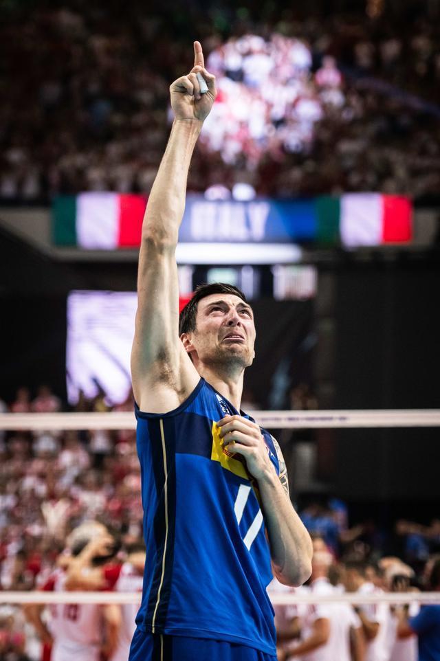 意大利男排载誉而归享受至高礼遇,球员花式炫牌:晒床照,晒太太团