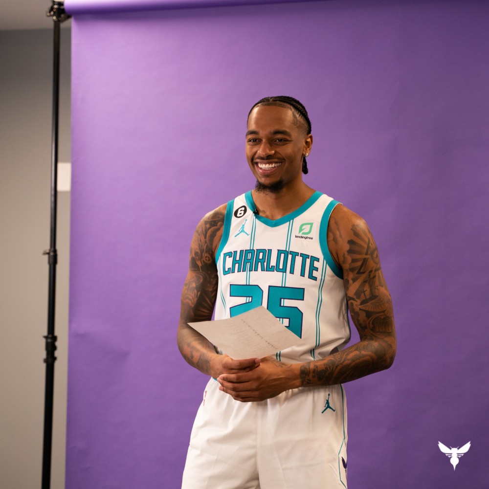 黄蜂官方晒出了球员们拍摄定妆照的画面,三球一脸微笑,配合摄影师.