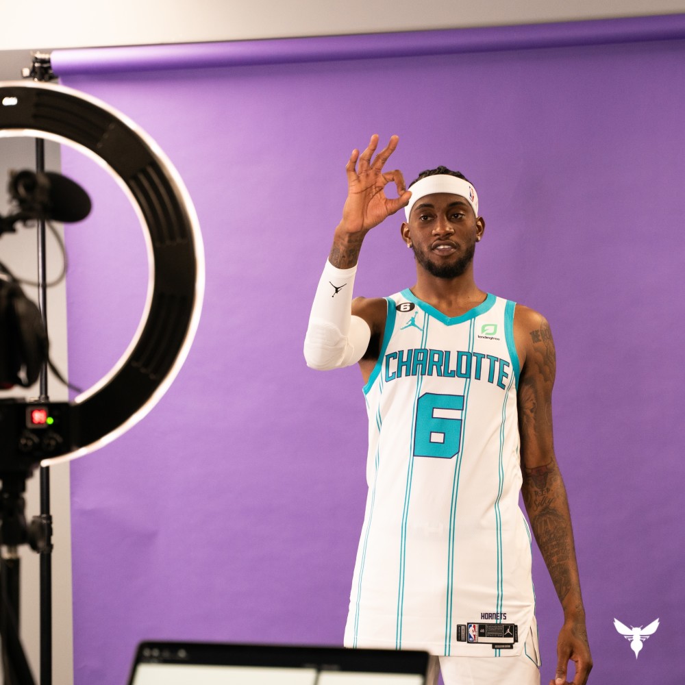 黄蜂官方晒出了球员们拍摄定妆照的画面,三球一脸微笑,配合摄影师.