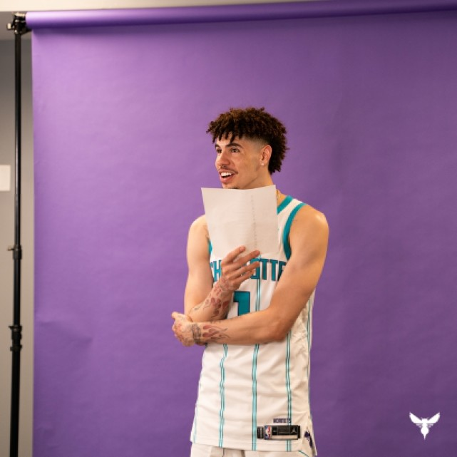 黄蜂官方晒出了球员们拍摄定妆照的画面,三球一脸微笑,配合摄影师.