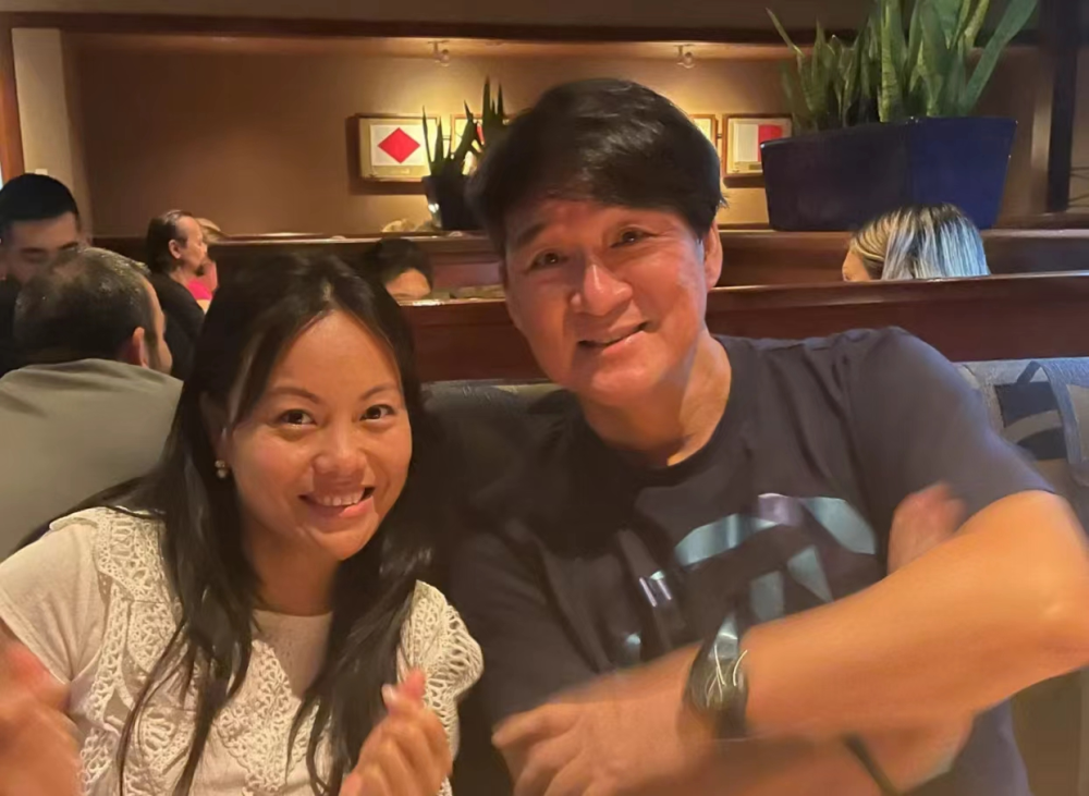 61岁周华健长居美国,与女儿女婿在小饭馆用餐,身材壮硕脸色通红_腾讯