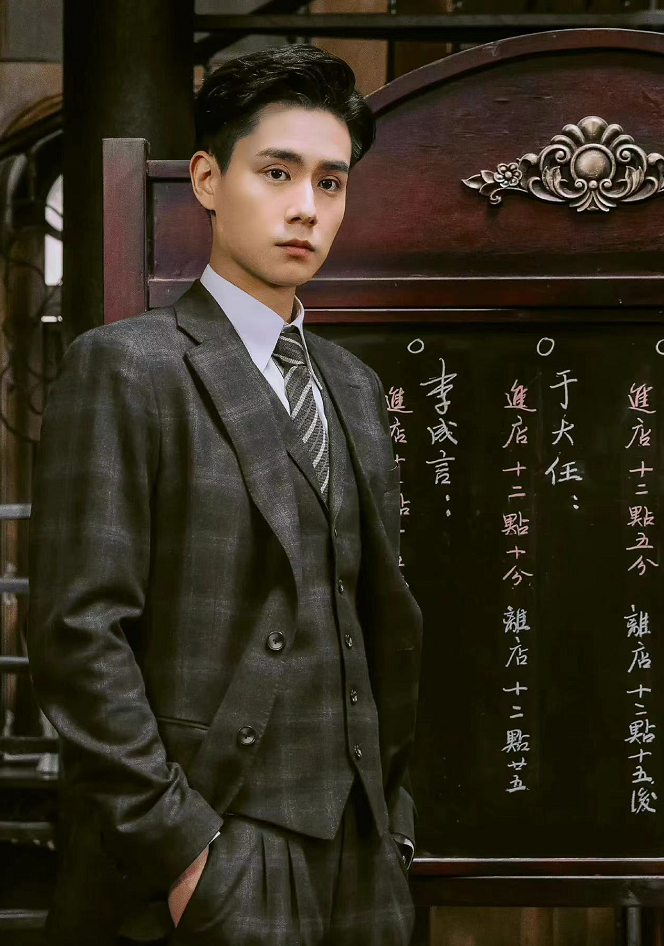 敢问这位男演员是沉浸在民国剧中无法自拔了吗?_腾讯新闻
