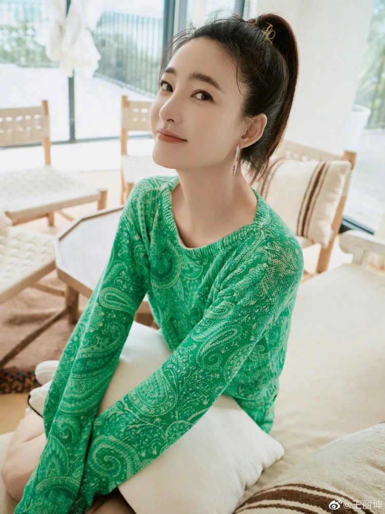 37岁王丽坤真年轻穿绿色针织套装少女味十足