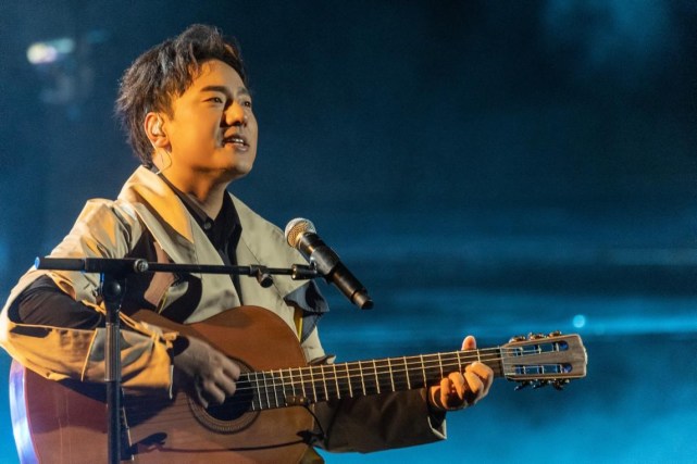 海来阿木央视秋晚献唱《别知己》 搭档金晨氛围感十足