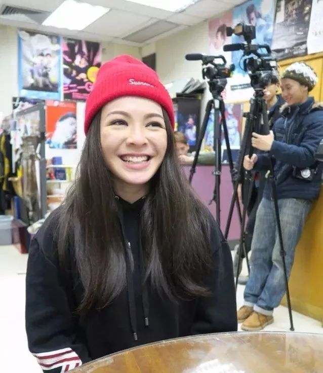 王灏儿(jw)与叶韦彤交往时曾被指"贪财拜金",前男友更影射她劈腿,不管