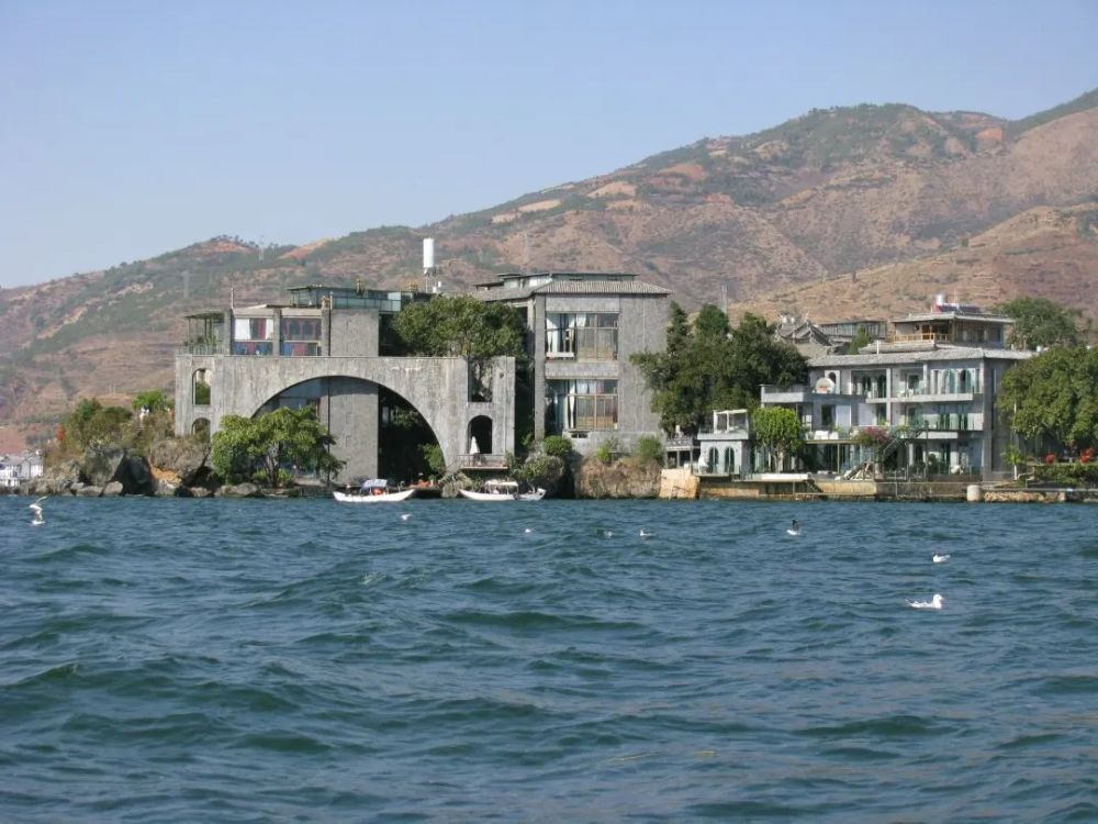 众所周知,杨丽萍在大理的玉矶岛上面建了两栋别墅,一个叫太阳宫,一个