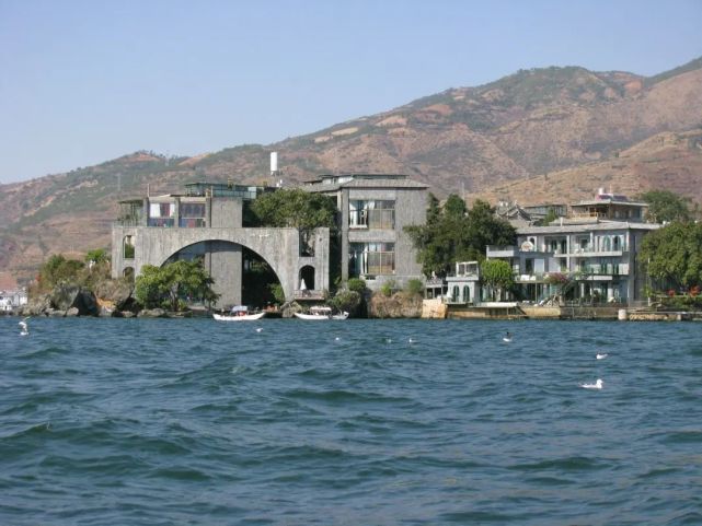 众所周知,杨丽萍在大理的玉矶岛上面建了两栋别墅,一个叫太阳宫,一个