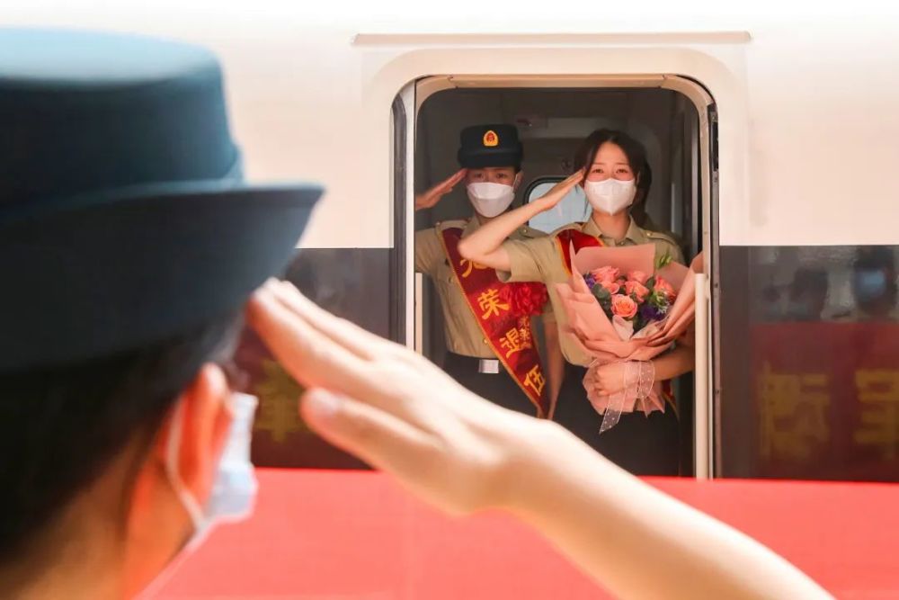这群延迟退役的老兵，今天退伍了