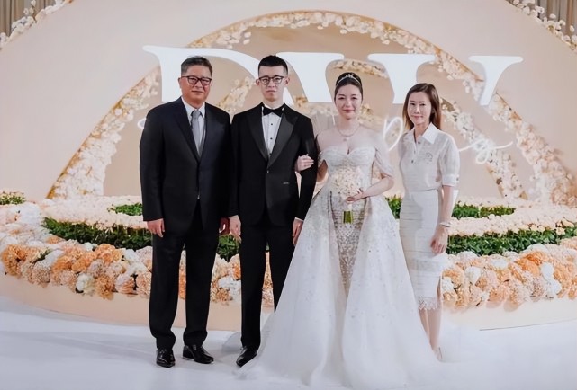 孔令辉现身安踏公子婚礼!一身黑衣上台致辞,47岁身材发福仍单身