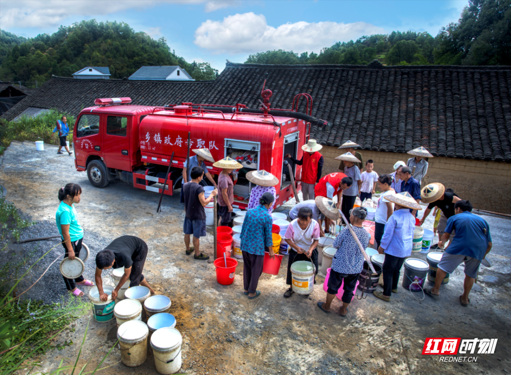 抽水抗旱人工增雨澆灌稻田湖南全力為民生解渴