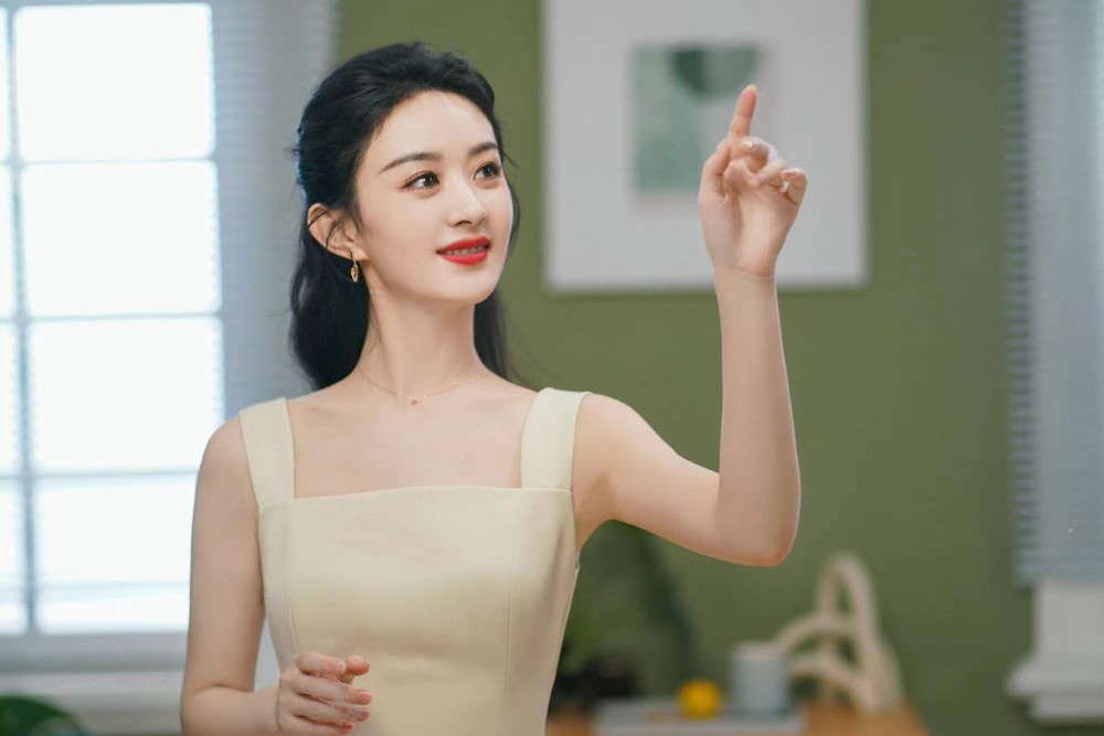 赵丽颖的气质太好了,穿吊带裙搭披肩长卷发,温柔又优雅插图