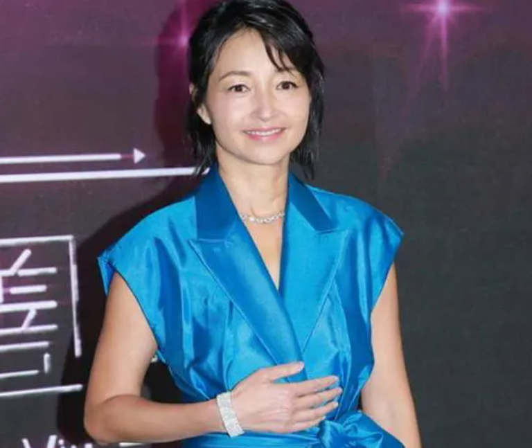 李绮红承认已到更年期!